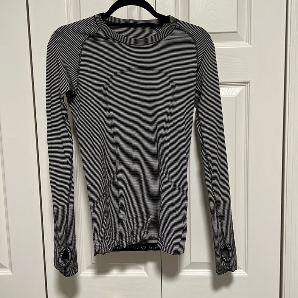 EUC lululemon swiftly tech in black and white stripe